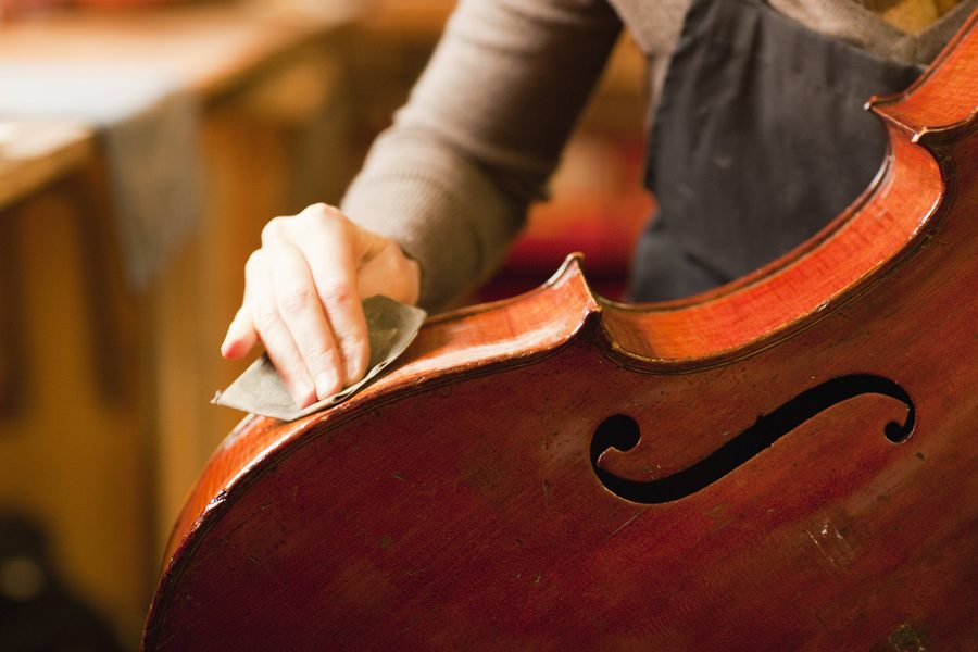 Cello-Detail – Geigenbauer restauriert Violoncello
