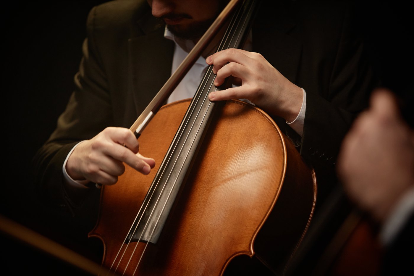 Cellist spielt Violoncello – Cello online lernen mit Uriel Stülpnagel
